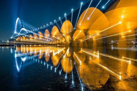 Beeld van een brug bij avond (Fotografie Hollandse Hoogte)