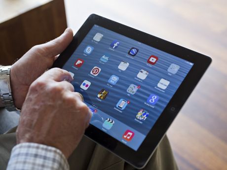 Oudere man met iPad, Fotografie: ANP