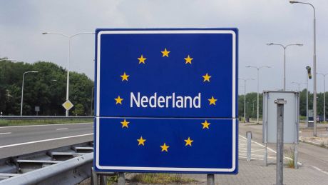 Verkeersbord met aanduiding van de Nederlandse landgrens