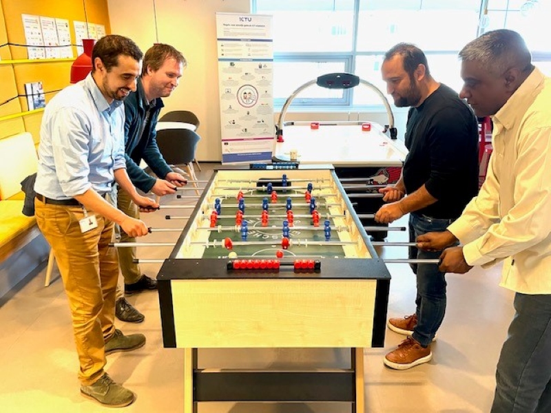 Collega's spelen tafelvoetbal.