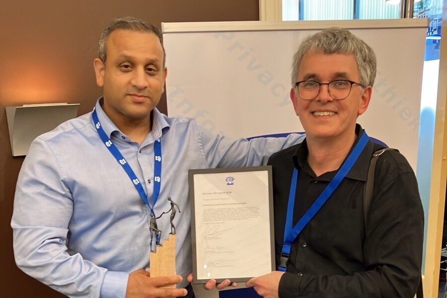 Widjai en Eric met de CIP-award in handen